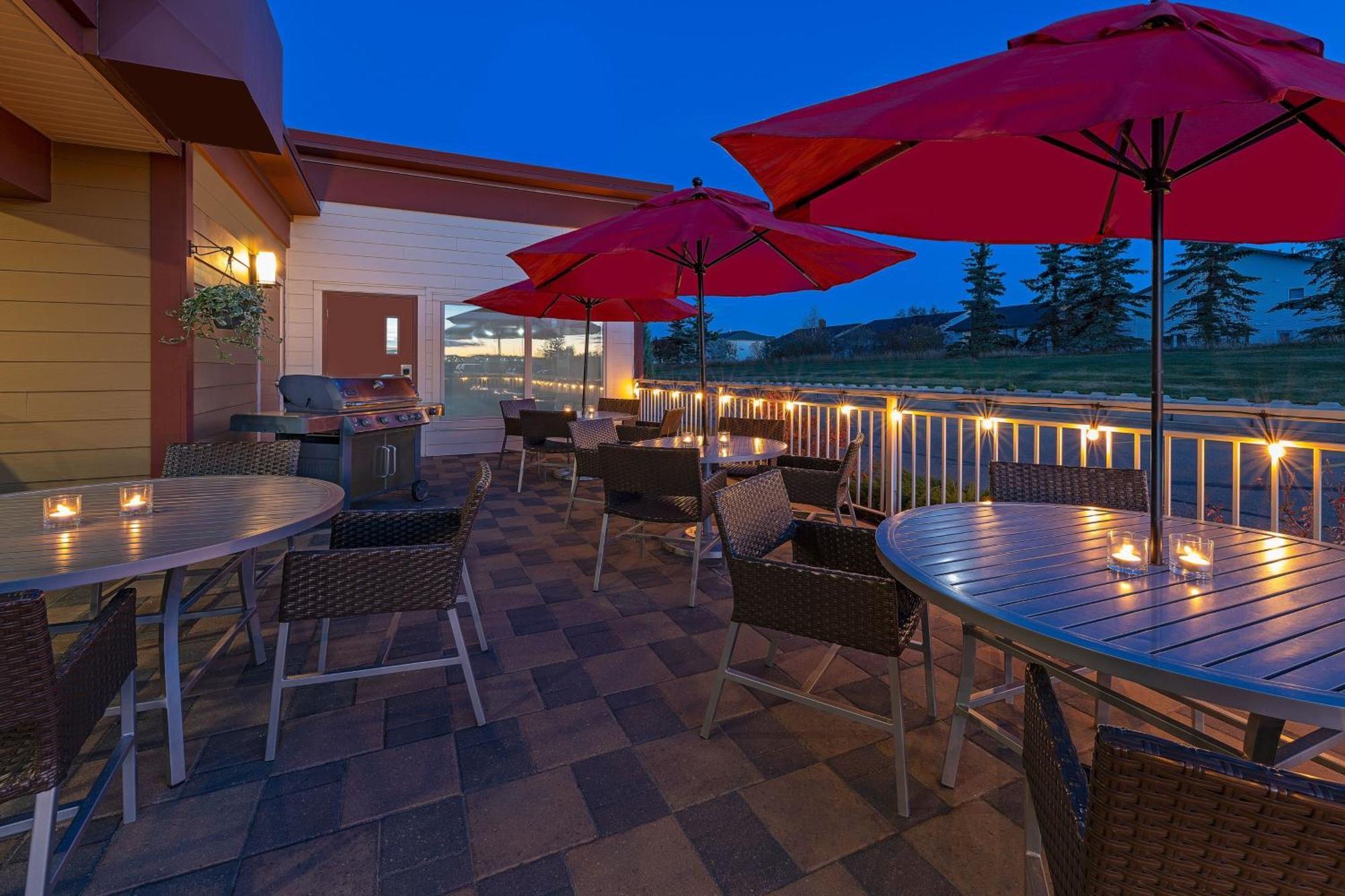 Towneplace Suites By Marriott Red Deer Exteriör bild