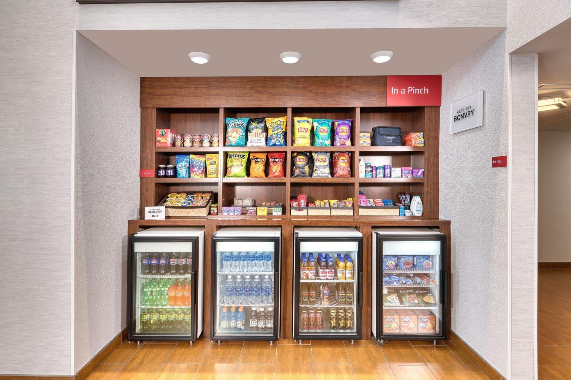 Towneplace Suites By Marriott Red Deer Exteriör bild