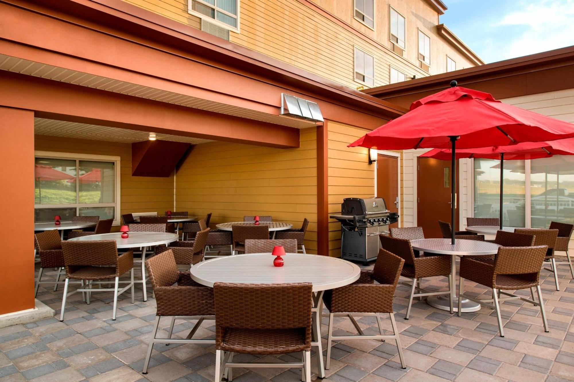 Towneplace Suites By Marriott Red Deer Exteriör bild