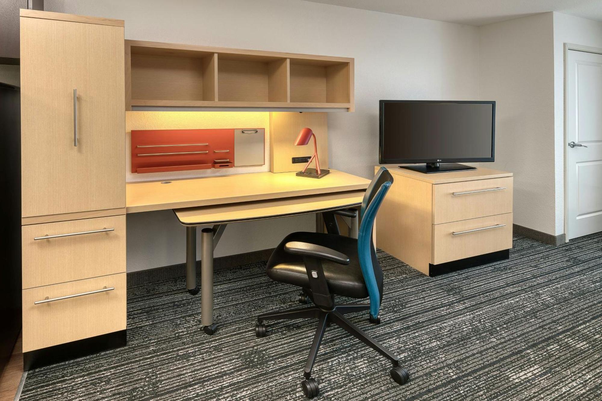 Towneplace Suites By Marriott Red Deer Exteriör bild